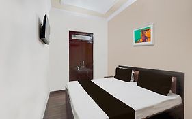 Oyo Hotel Maharaja Palace  3*